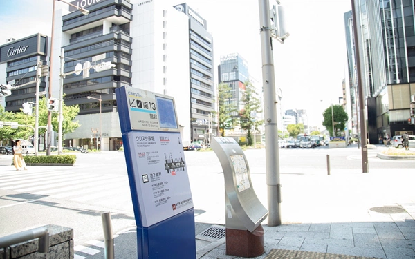 新橋交差点が目の前にあります。地上に出たら右斜め後ろを振り返っていただくと、共立美容外科・歯科　大阪本院（心斎橋院）があります。