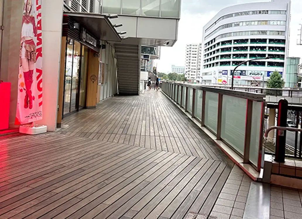 左手の建物沿いに歩道を進みます。