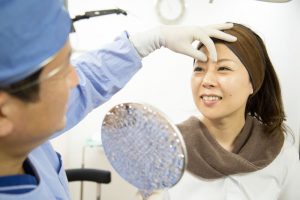 プロテーゼの手術の仕上がりのチェックをする医師