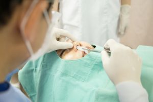 L字プロテーゼを鼻に挿入する様子