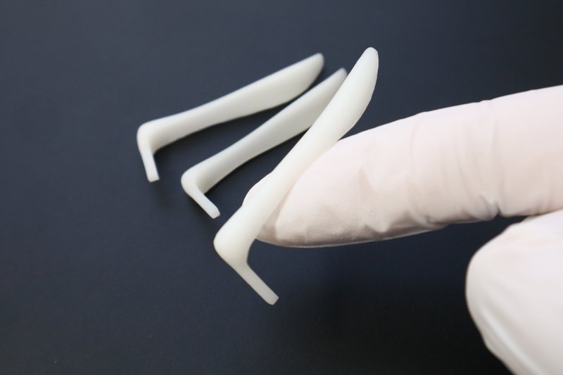 L字プロテーゼを指で持っているところ