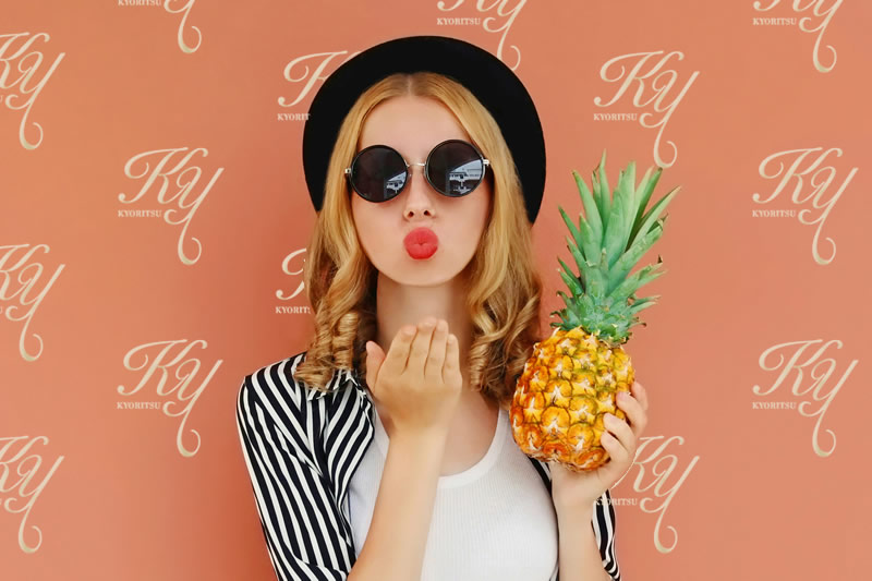 パイナップルを持っている女性