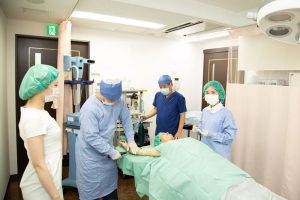 二の腕の脂肪吸引の手術中