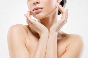 女性がほほの手を添えているところ