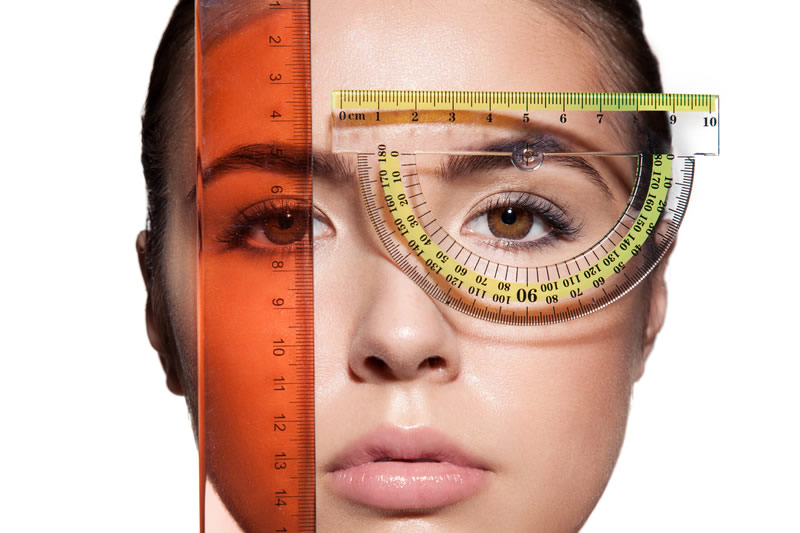 女性の顔に定規を載せて計測しているイメージ