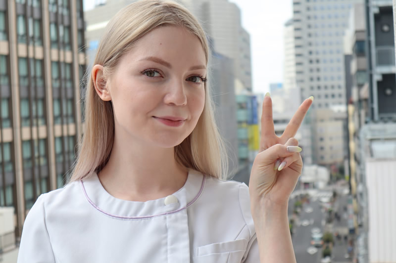 指を2本立てている女性