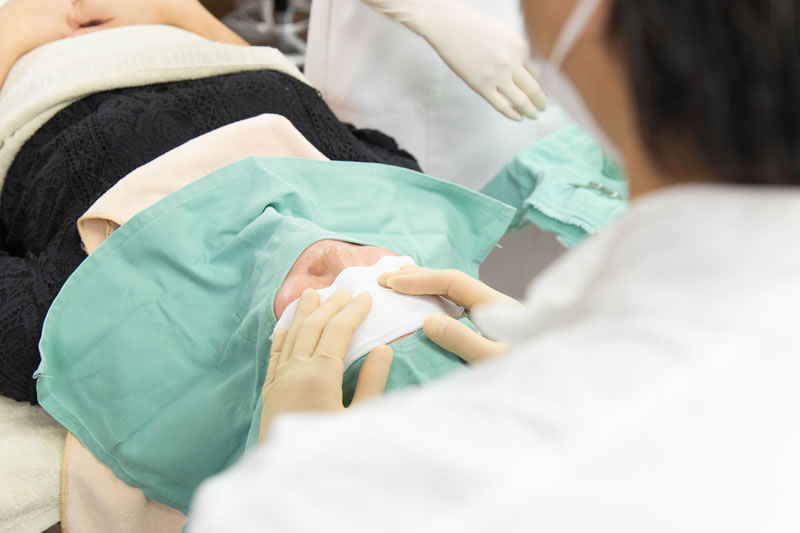 挙筋短縮法の手術をしているところ