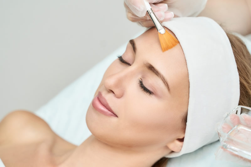 施術を受けている女性