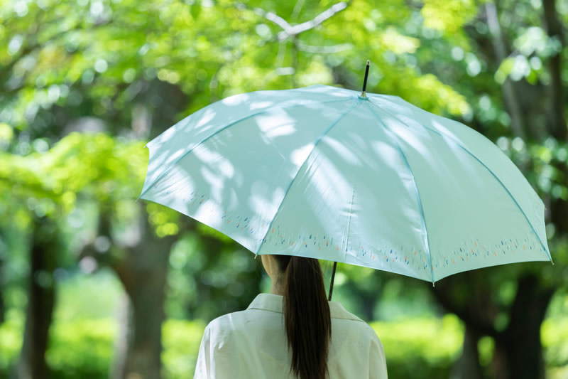 日傘をさしている女性