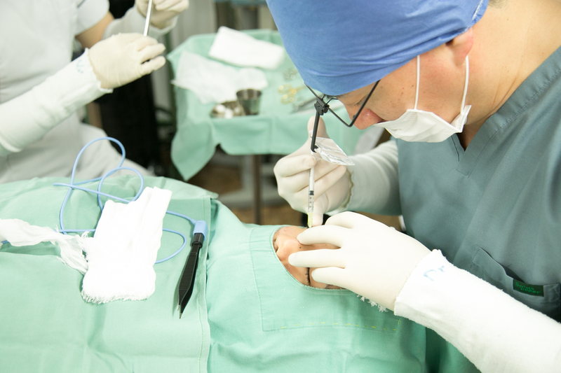 眼瞼下垂の修正手術をする医師