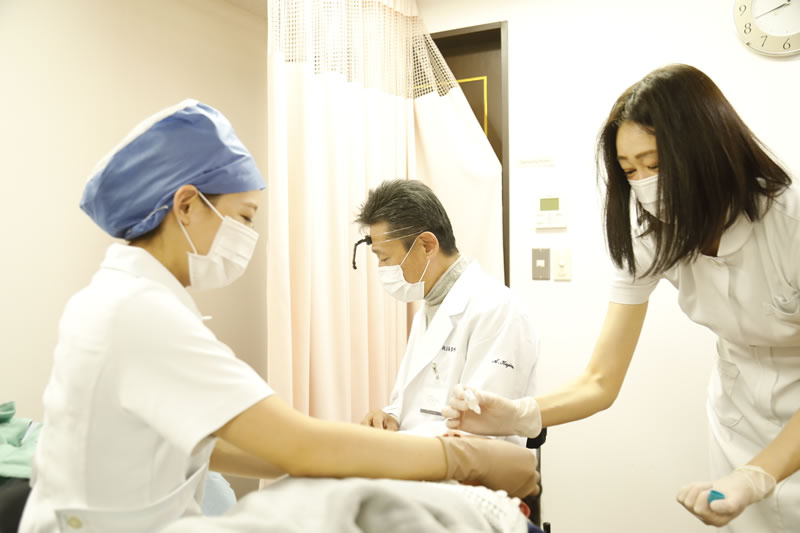 眼瞼下垂の手術をしているところ