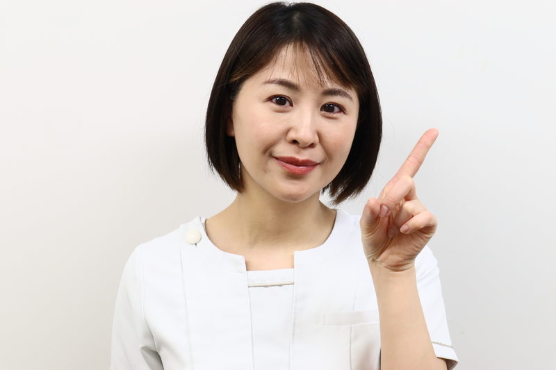 眼瞼下垂の手術後の後遺症を説明する看護師