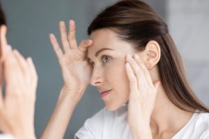 眼瞼下垂の症状を気にする女性