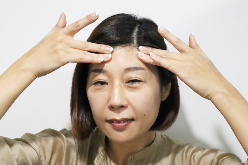 眼瞼下垂を気にする女性