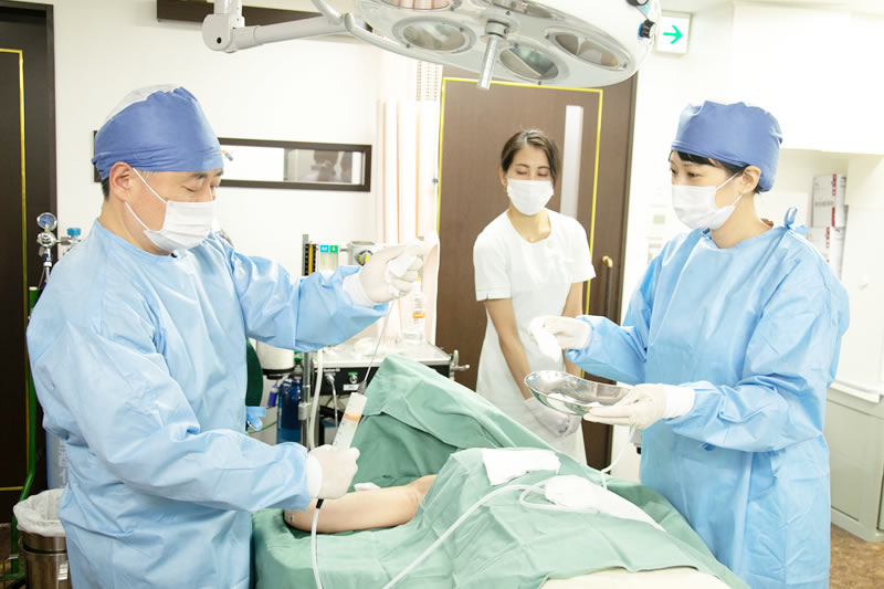 脂肪を吸引する医師と看護師