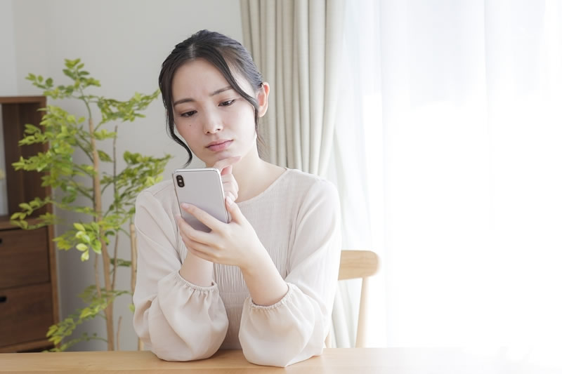スマホを見ている女性