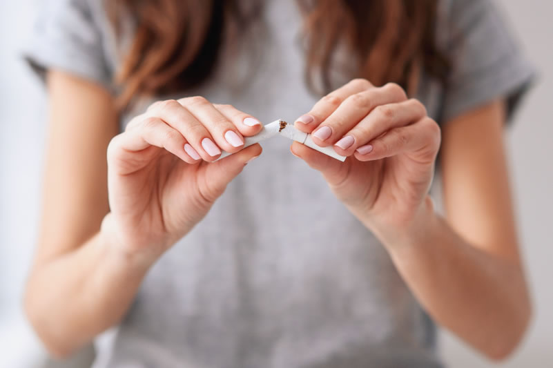 タバコを折る女性