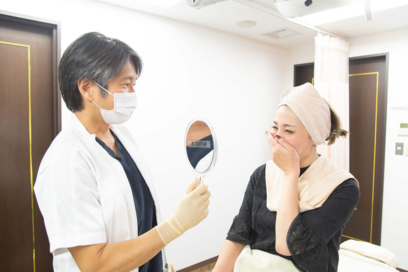 ニキビ治療をして喜ぶ患者と医師