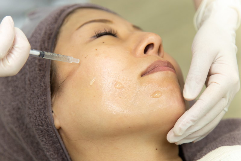 マッサージピールを皮膚科で受けている女性