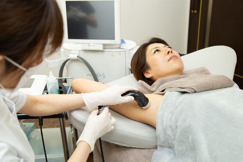 ミラドライの治療をしている看護師