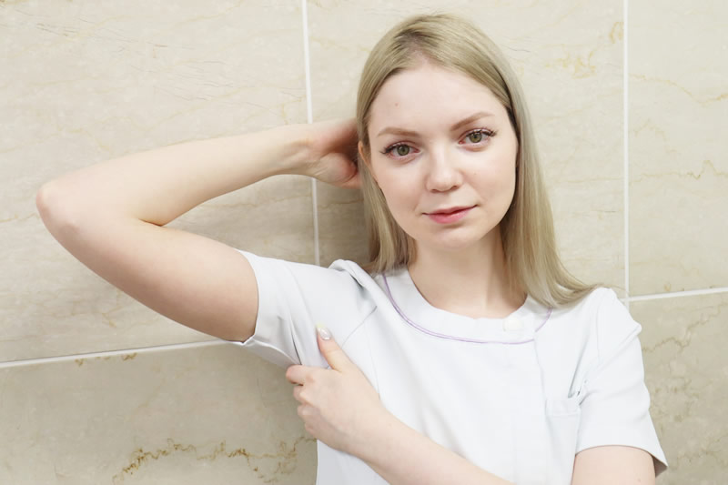 ミラドライを説明する看護師