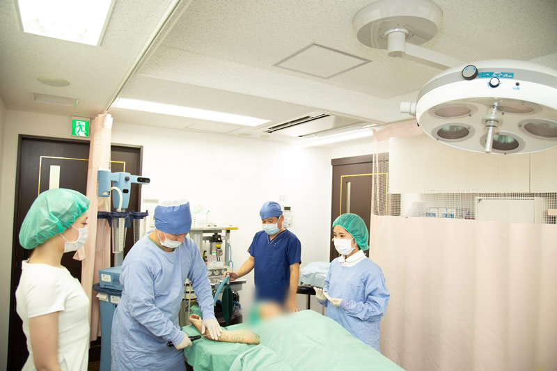 二の腕の脂肪吸引をしているところ