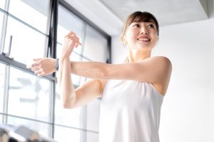二の腕をストレッチしている女性