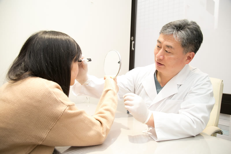 二重のカウンセリングをしている医師