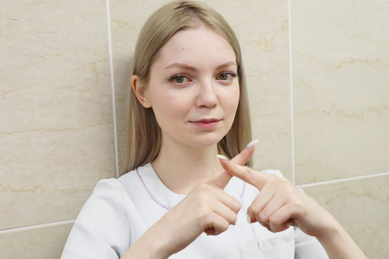 低価格のクリニックのミラドライのリスクを説明する看護師