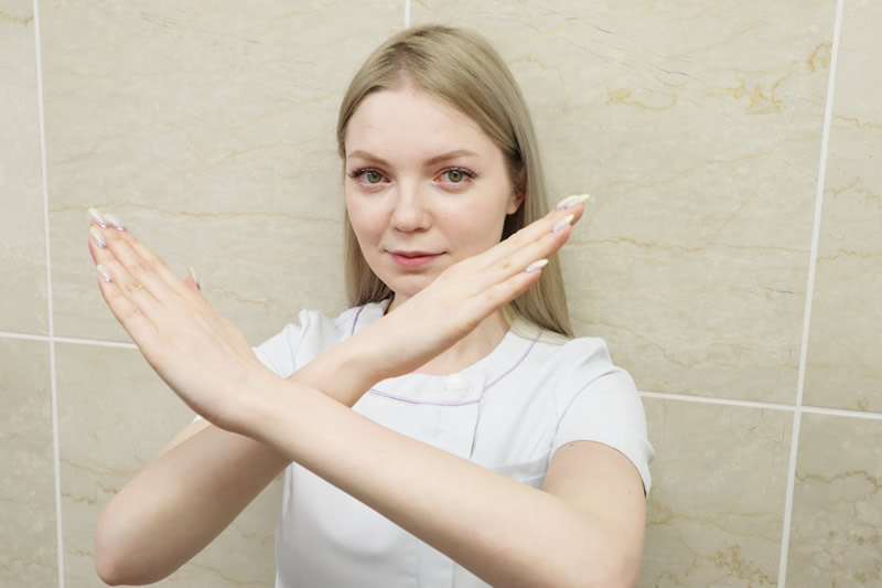 低価格の美容外科の危険性を説明する看護師