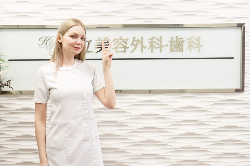 共立美容外科渋谷院の鼻プロテーゼの特徴と選ばれる理由を案内している看護師