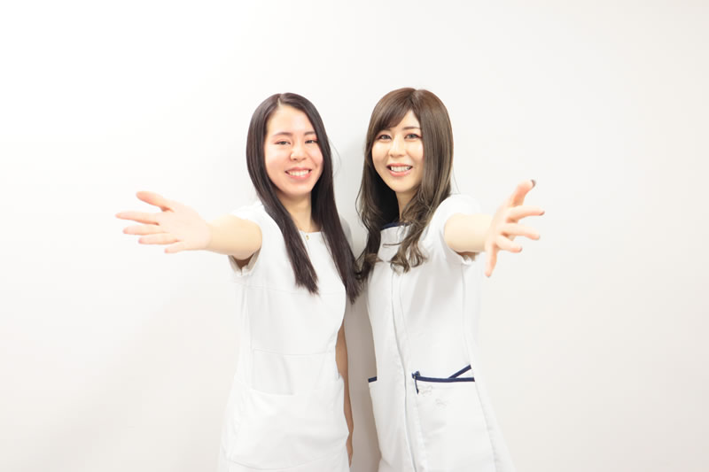 呼び込みをしている看護師2人