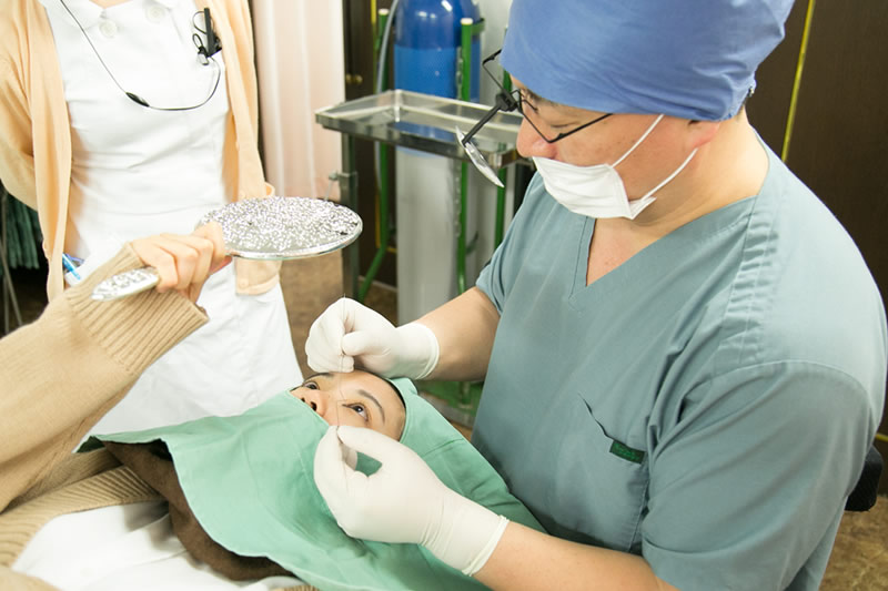 手術室でメスで切る眼瞼下垂の手術をしているところ