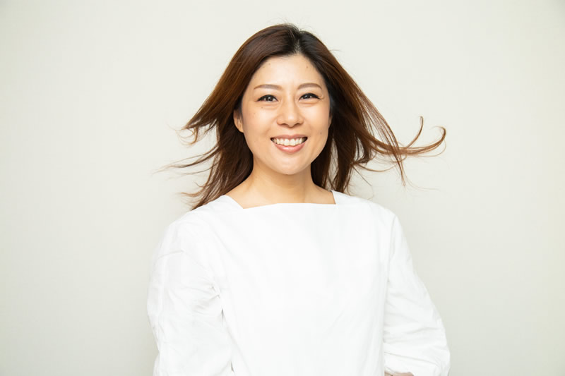 日常的にヒアルロン酸のサプリメントを飲んでいる女性