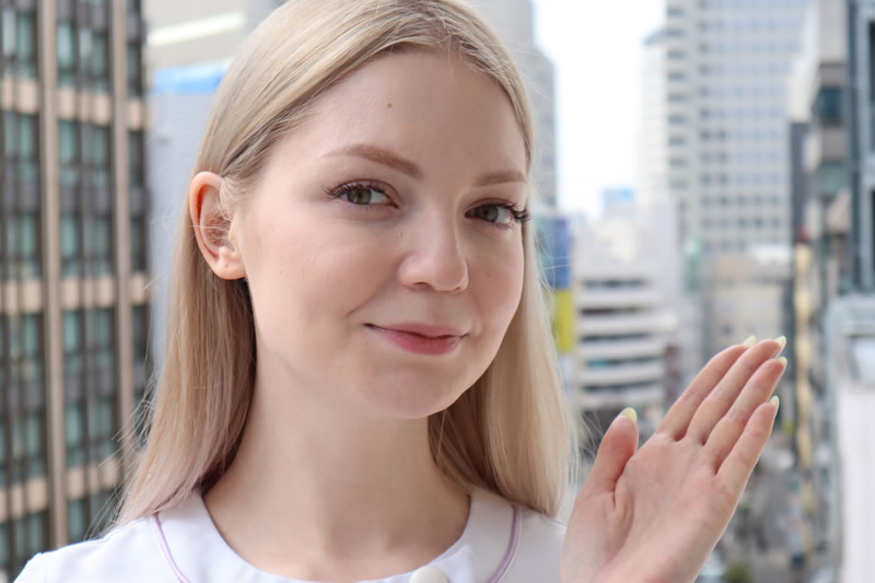 案内をしている看護師