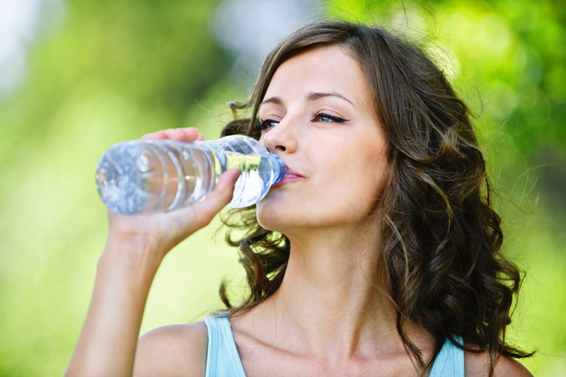 水を飲む女性