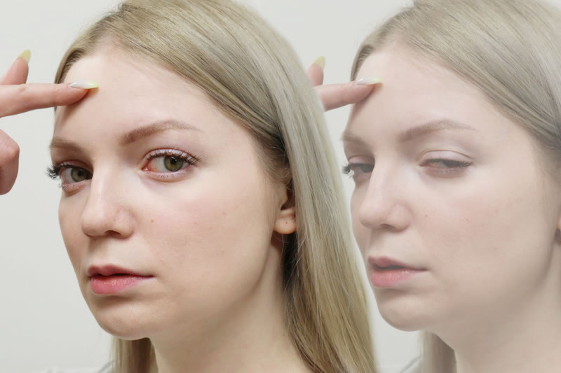 目が半開きの女性