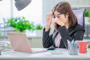目が開きづらく疲れている女性