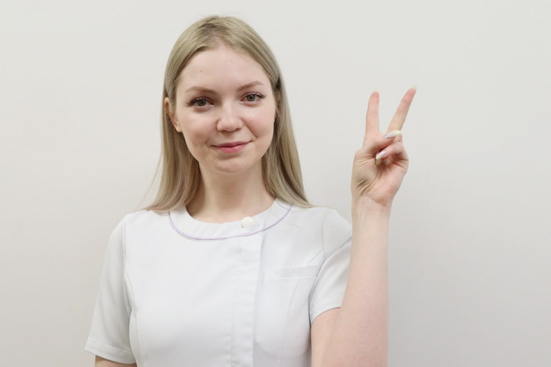 眼瞼下垂の２つのタイプを説明する看護師