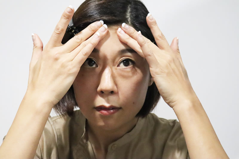 眼瞼下垂を気にしている女性