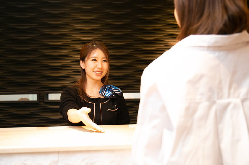 美容外科の受付カウンター