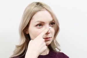 肋軟骨移植を考える女性
