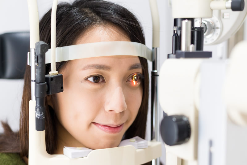 角膜を眼科で治療する女性