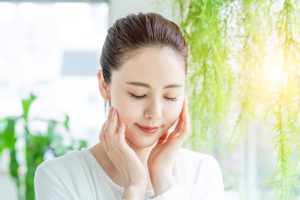 頬に手を当てている女性
