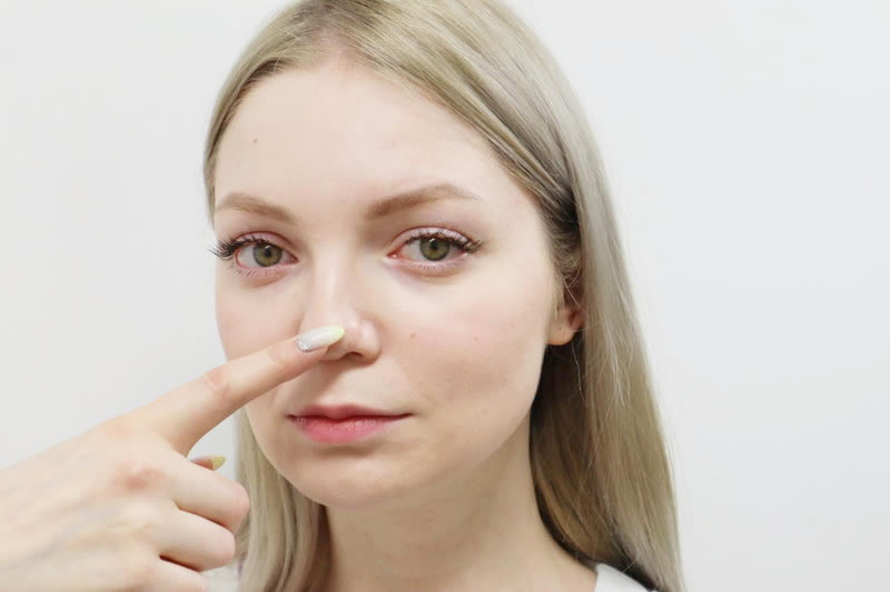 鼻の美容整形を説明する看護師