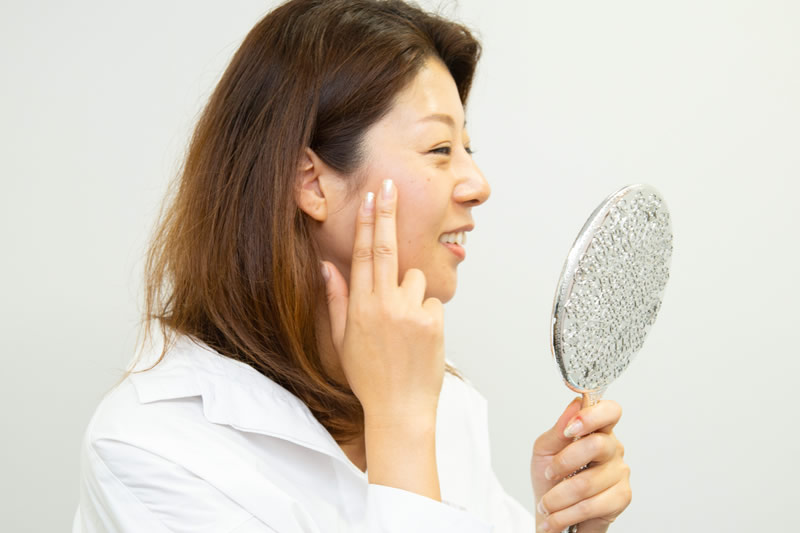 そばかす予防をする女性