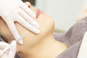 エラボトックスの施術中