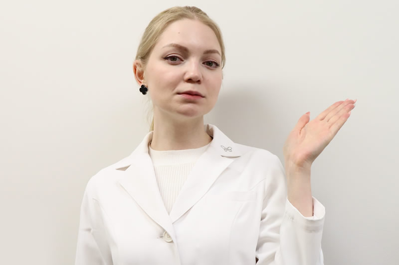 オムニラックスブルーの効果を説明する看護師