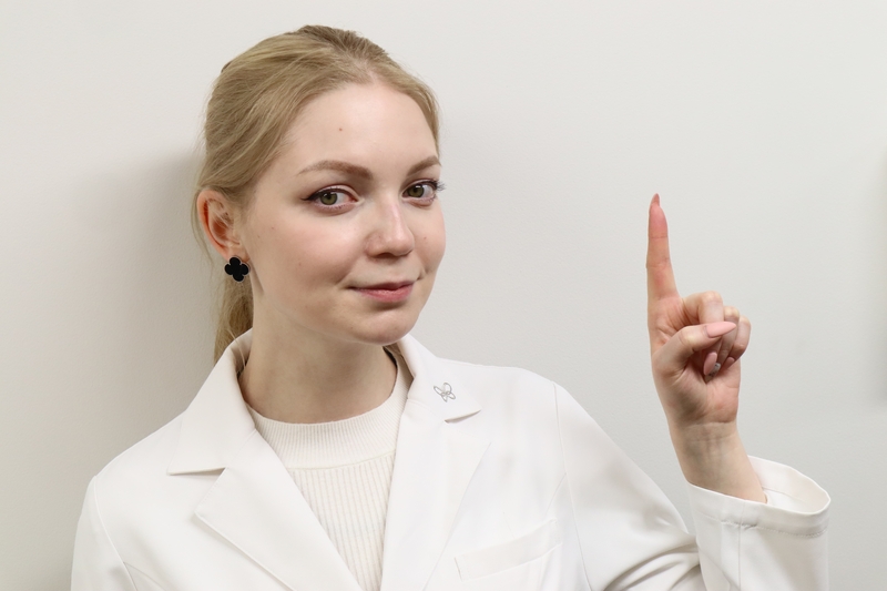 ディフェリンを使う際の注意点を説明する看護師