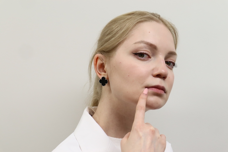 ディフェリンを説明する看護師